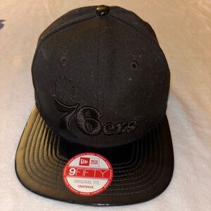 New Era Black 76ers Basketball Snapback Hat
